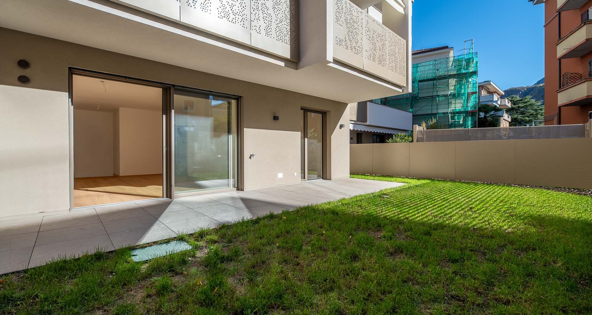 B: Nuovo trilocale con terrazza e giardino privato