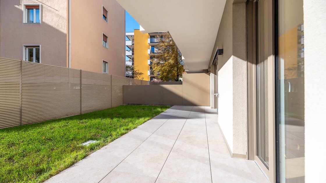 B: New, south-facing three-room apartment with terrace and garden