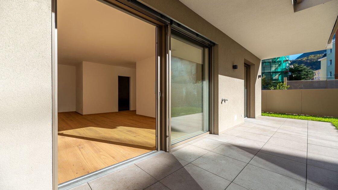 B: New, south-facing three-room apartment with terrace and garden