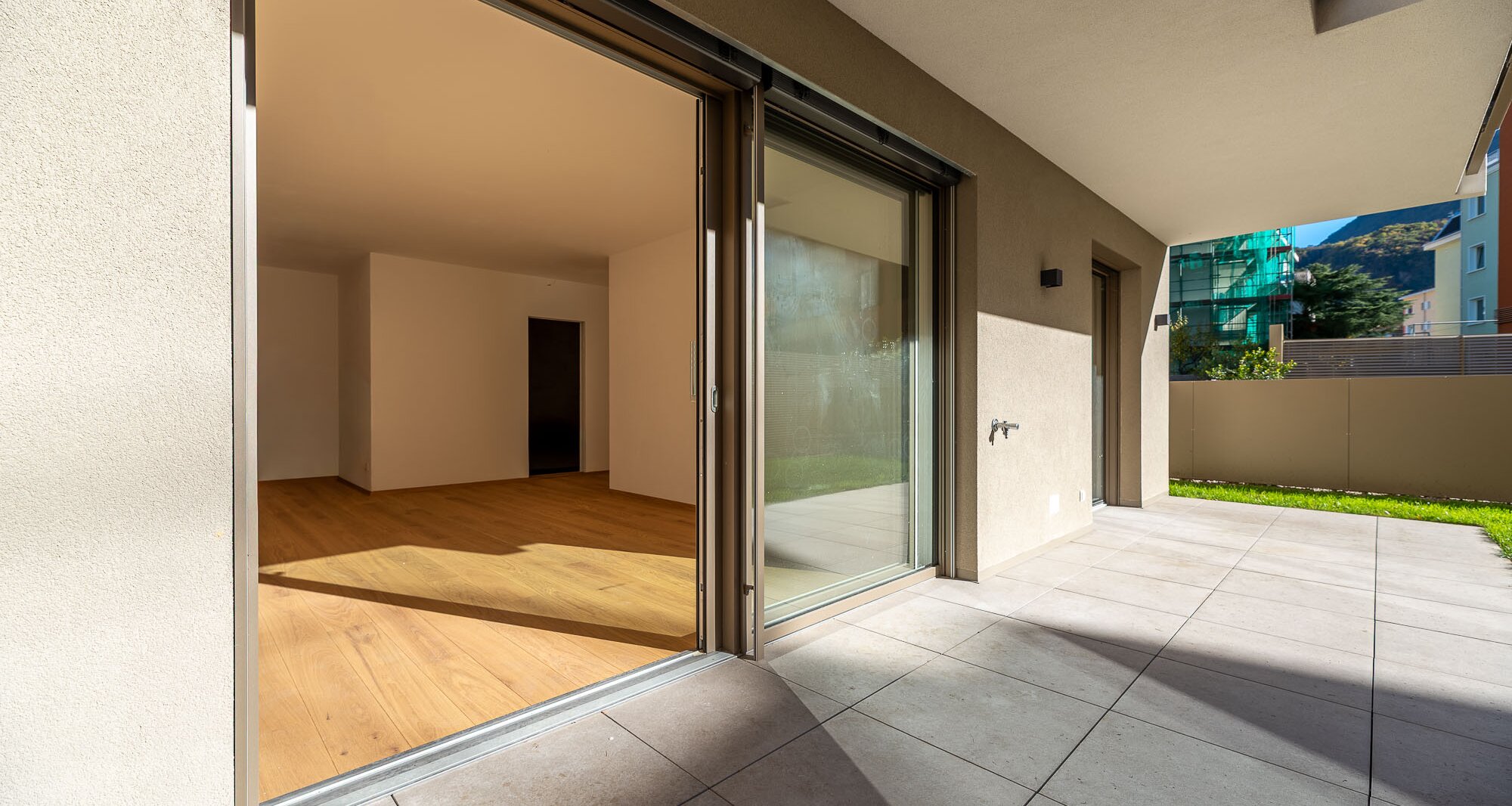 B: Nuovo trilocale con terrazza e giardino privato