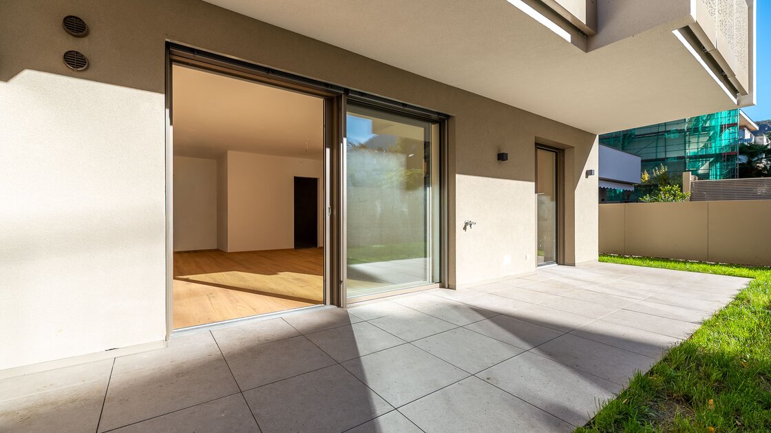 B: New, south-facing three-room apartment with terrace and garden