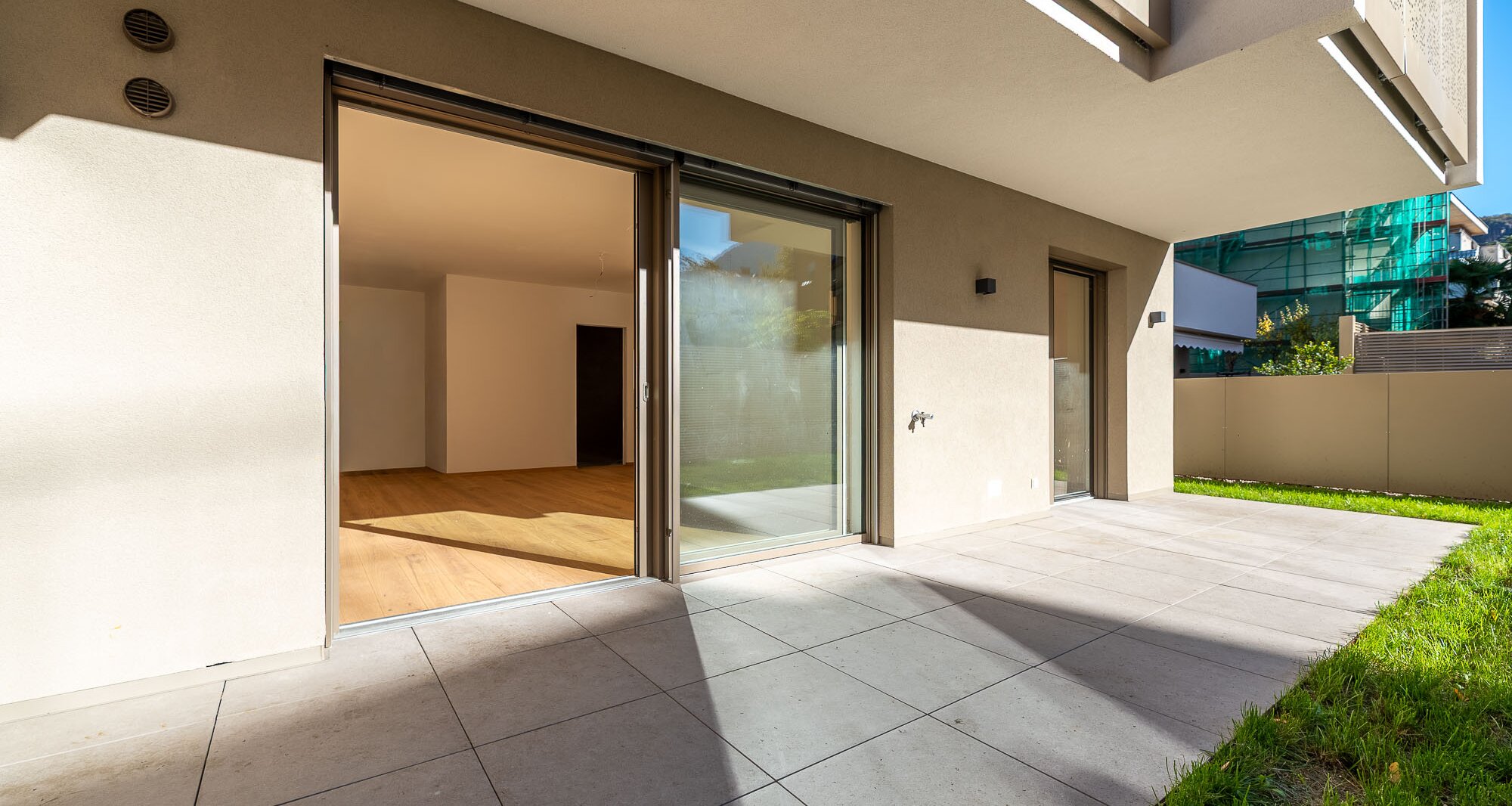 B: Nuovo trilocale con terrazza e giardino privato