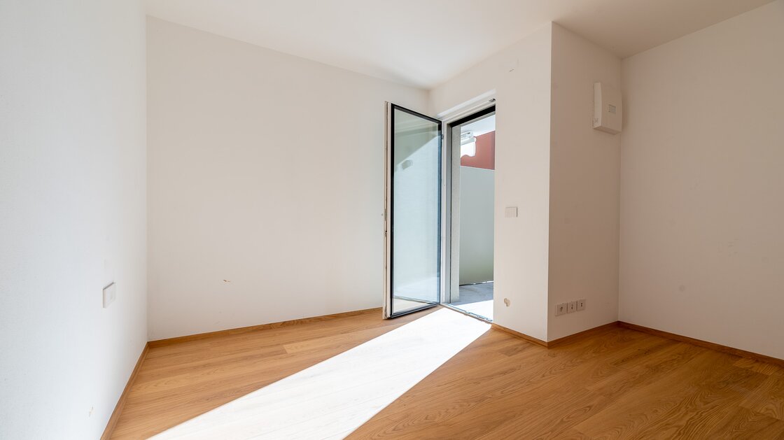B: New, south-facing three-room apartment with terrace and garden