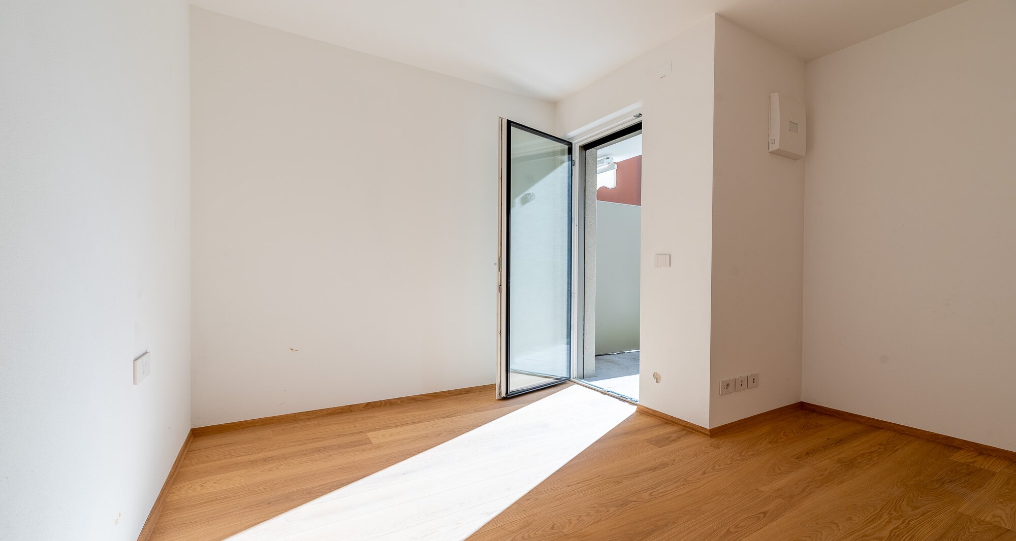 B: Nuovo trilocale con terrazza e giardino privato