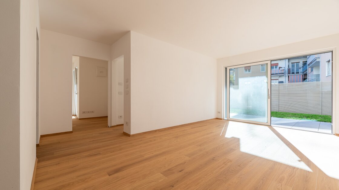 B: New, south-facing three-room apartment with terrace and garden