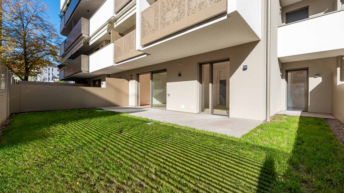 B: New, south-facing three-room apartment with terrace and garden