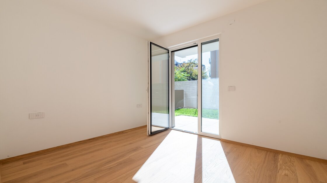 B: New, south-facing three-room apartment with terrace and garden