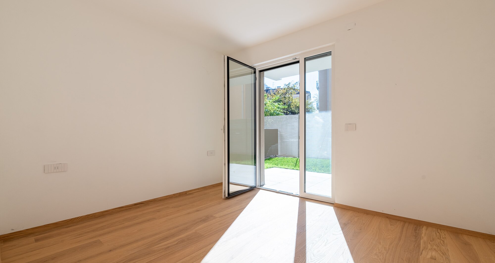 B: Nuovo trilocale con terrazza e giardino privato