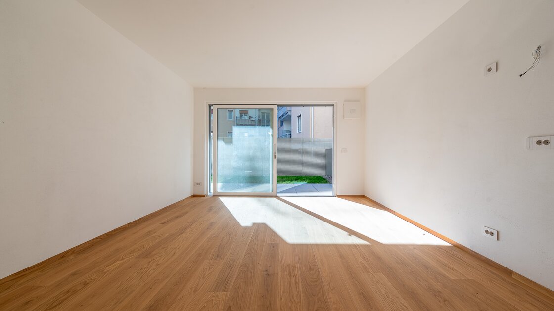 B: New, south-facing three-room apartment with terrace and garden