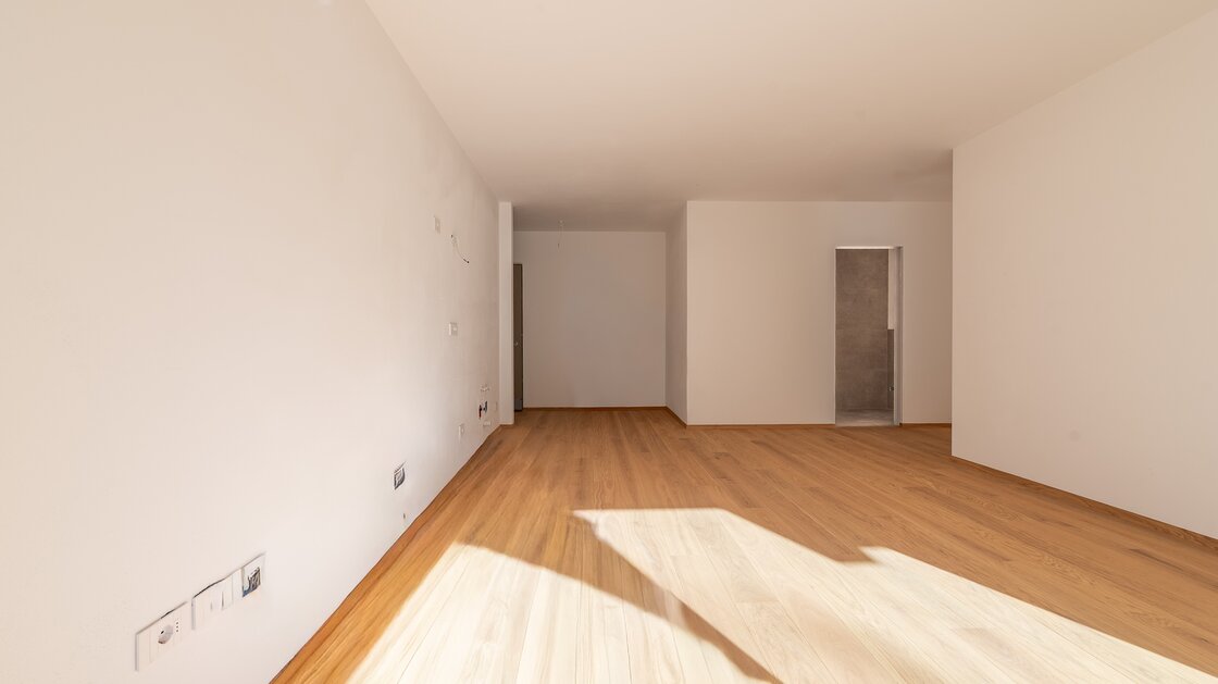 B: New, south-facing three-room apartment with terrace and garden