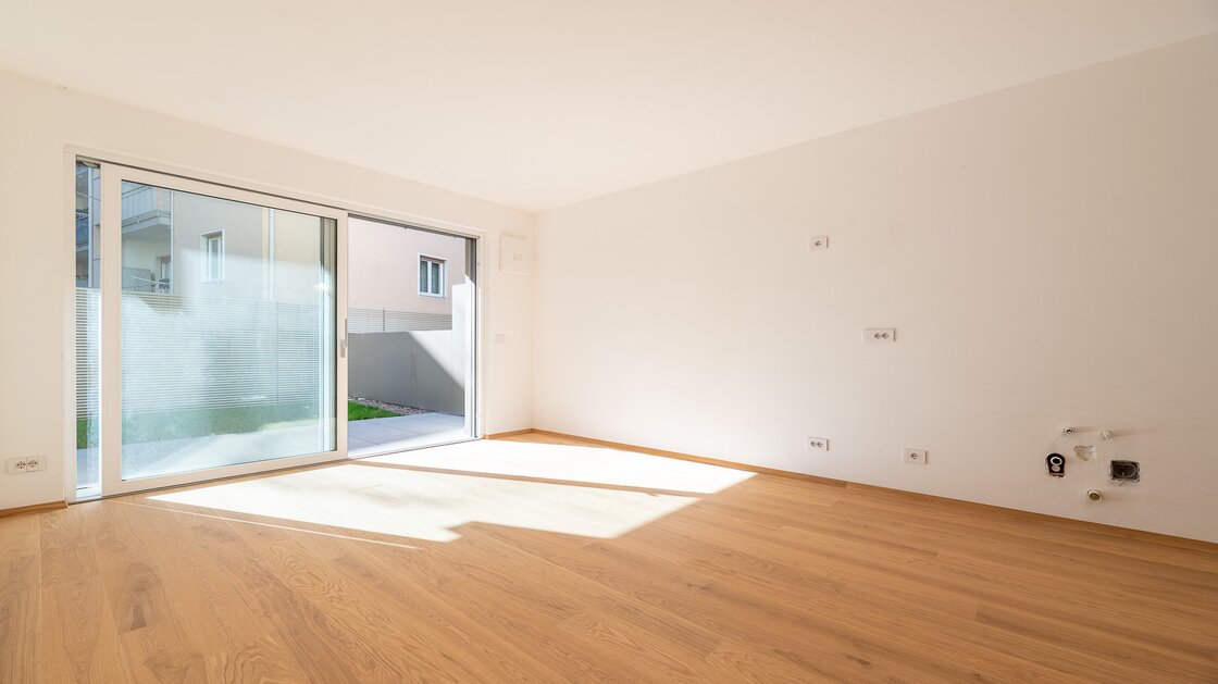 B: New, south-facing three-room apartment with terrace and garden