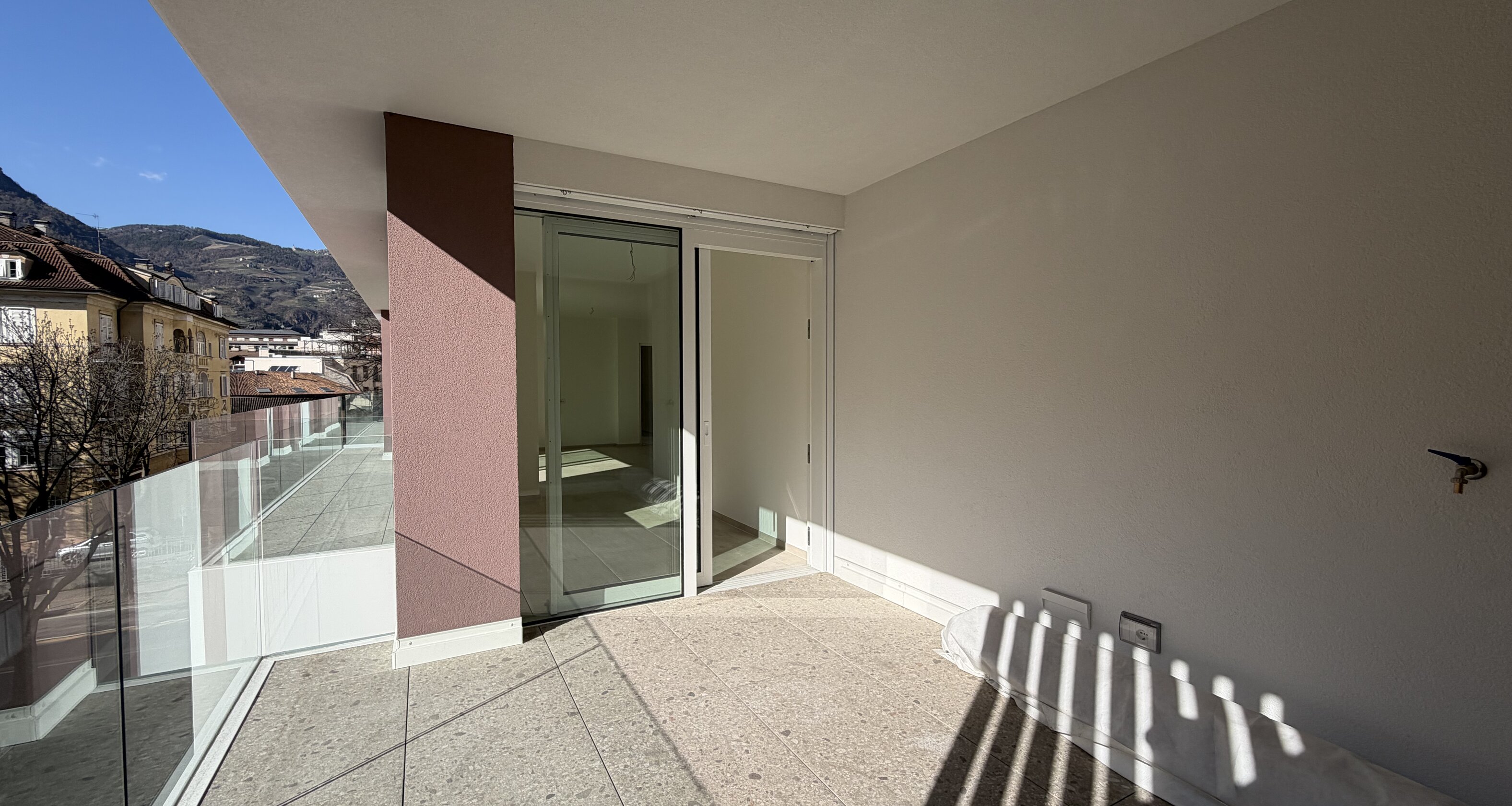 W12 - Nuovo trilocale con due terrazze e balcone, piano terzo