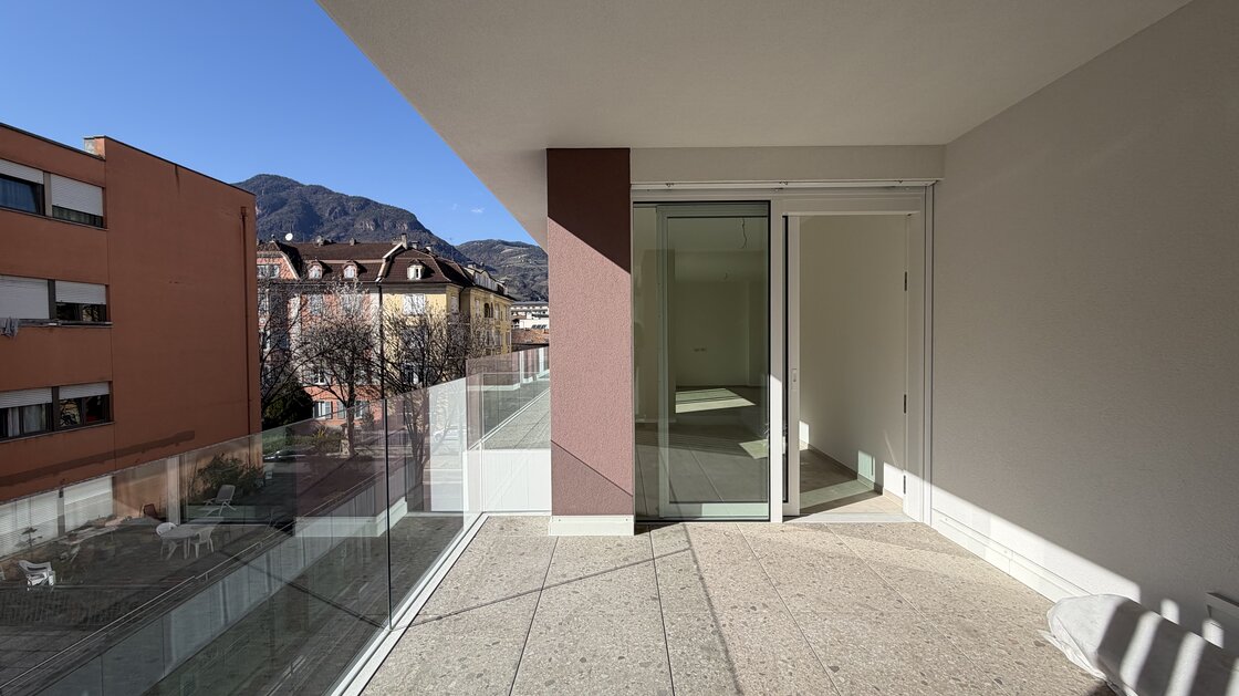 W12 – New three-room apartment with two terraces and balcony