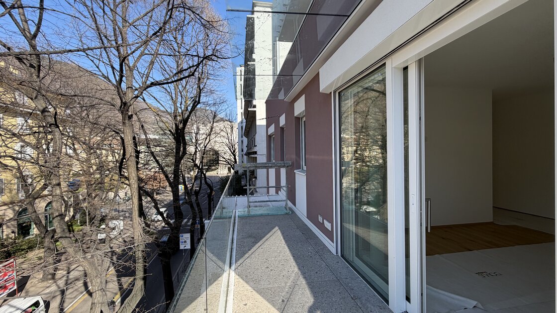 W12 – New three-room apartment with two terraces and balcony