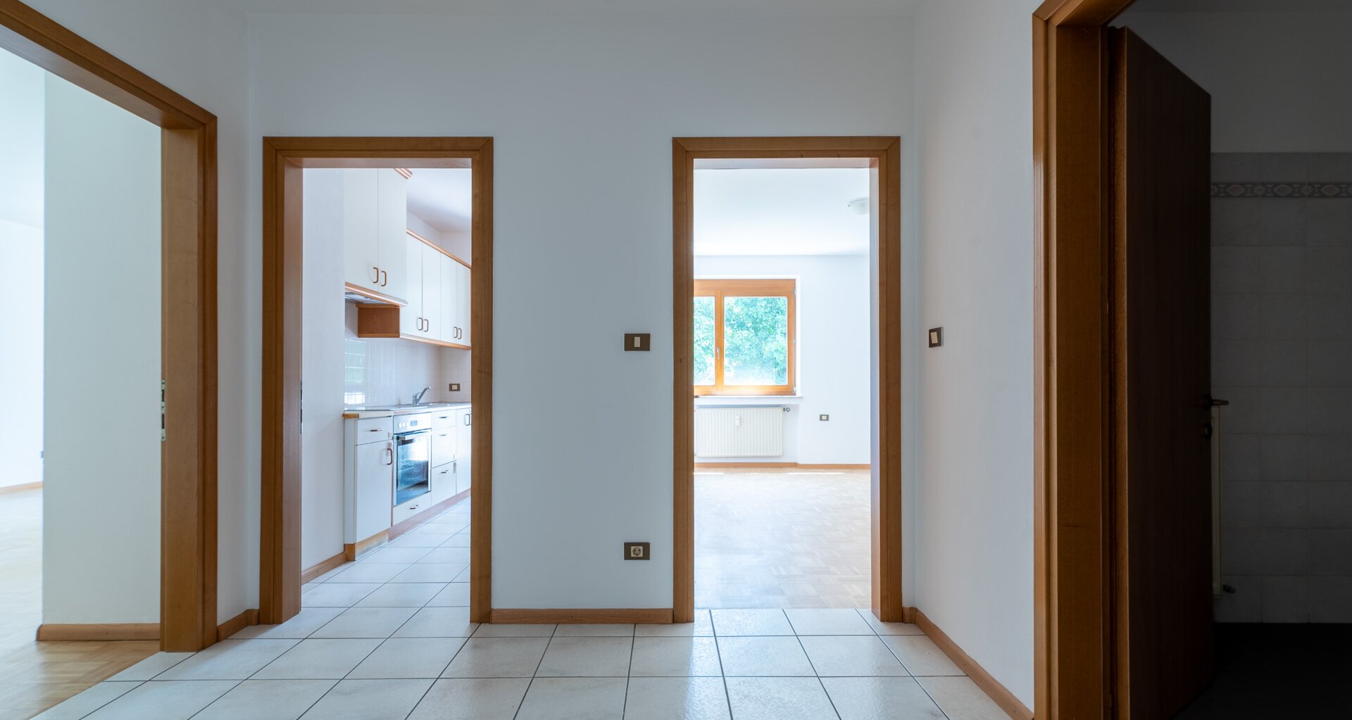 Centrally located, large three-room apartment with terrace