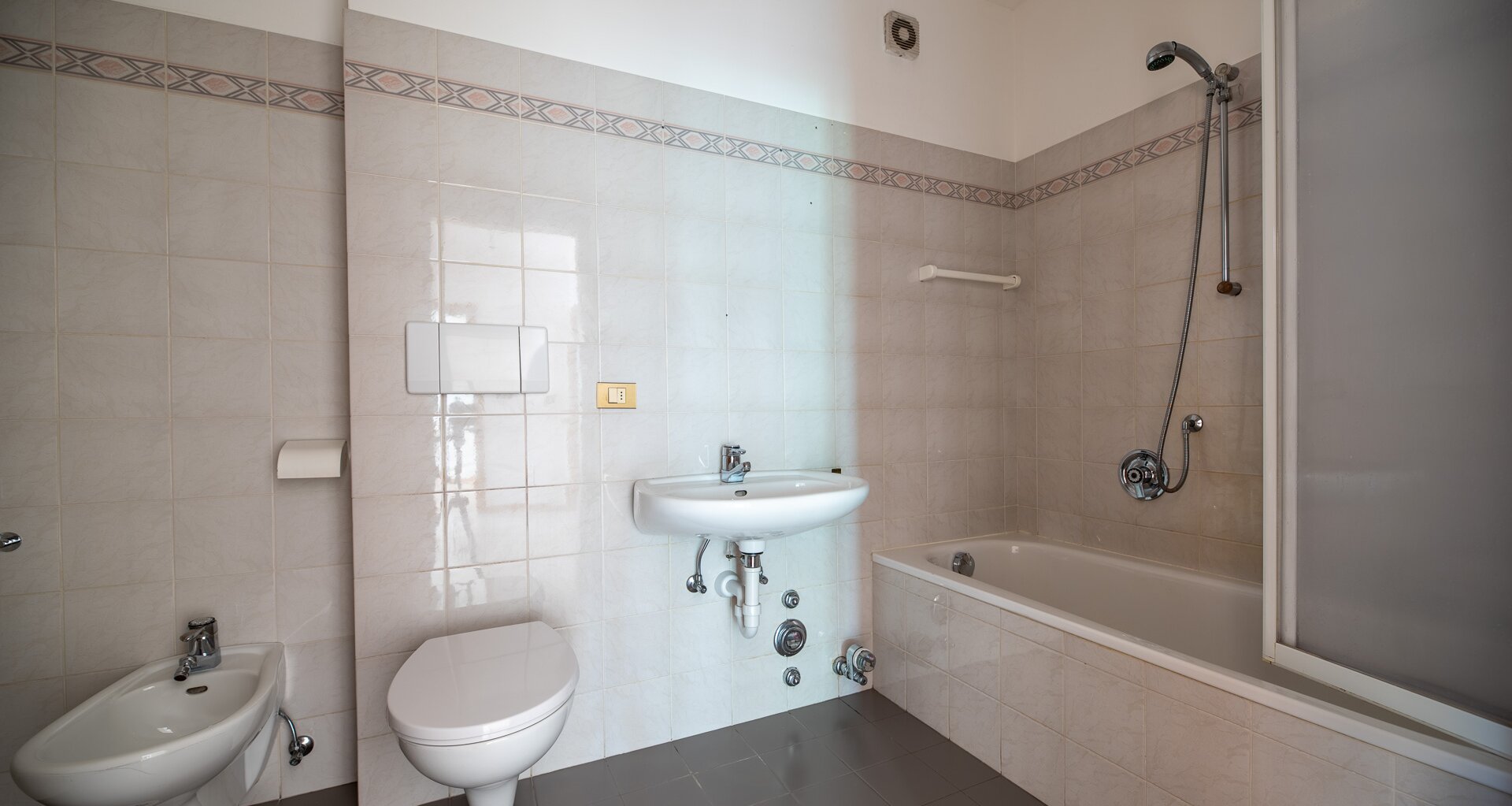 Centrally located, large three-room apartment with terrace