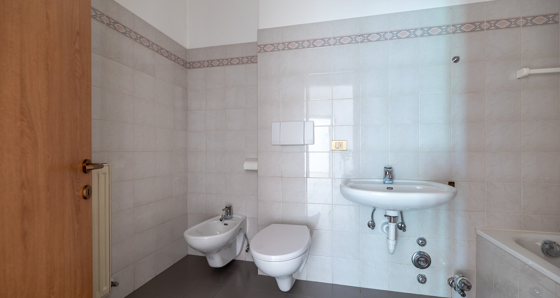 Centrally located, large three-room apartment with terrace