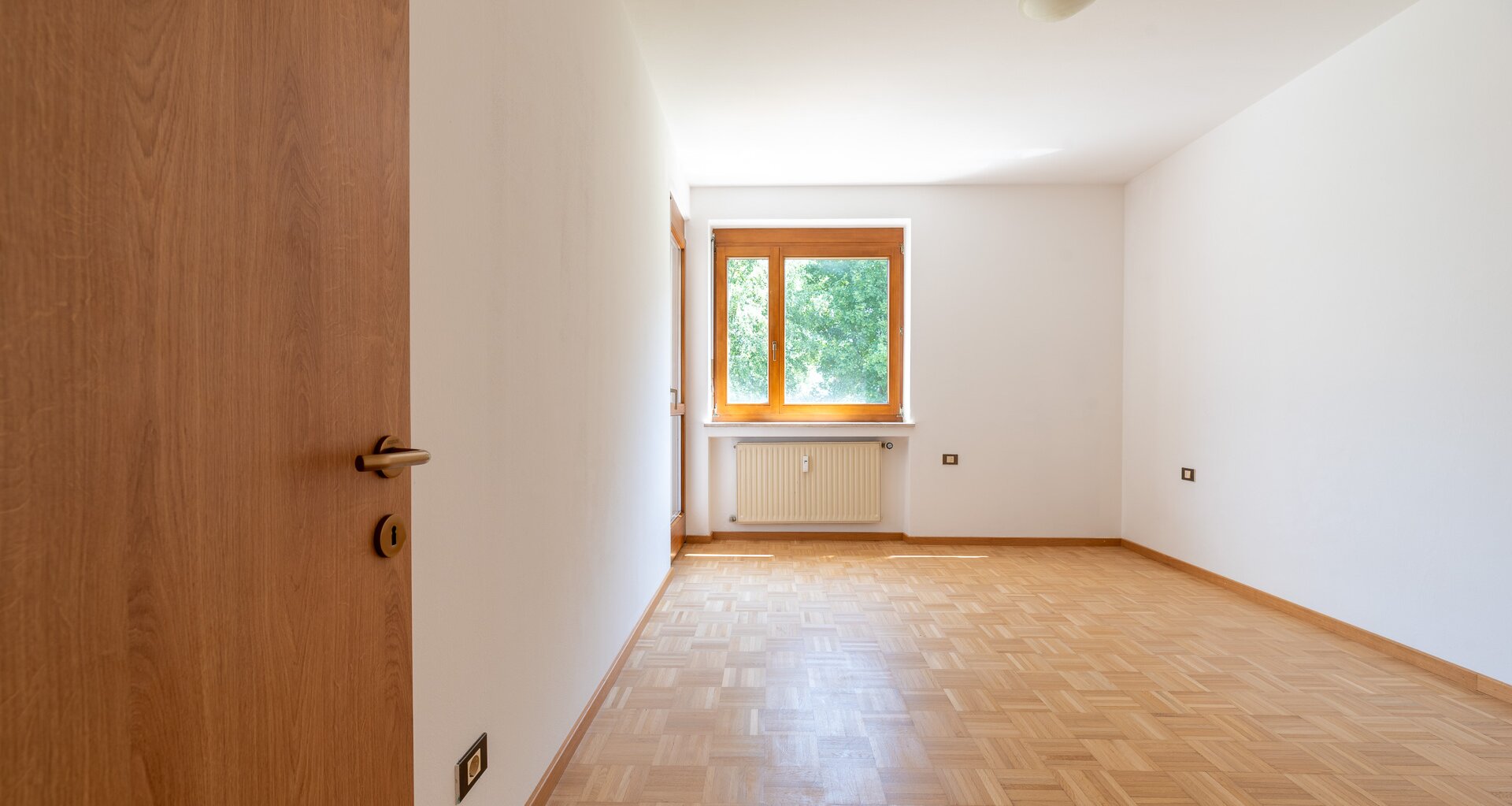 Centrally located, large three-room apartment with terrace