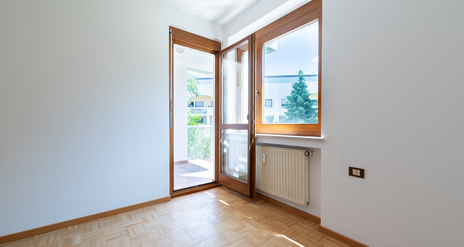 Centrally located, large three-room apartment with terrace