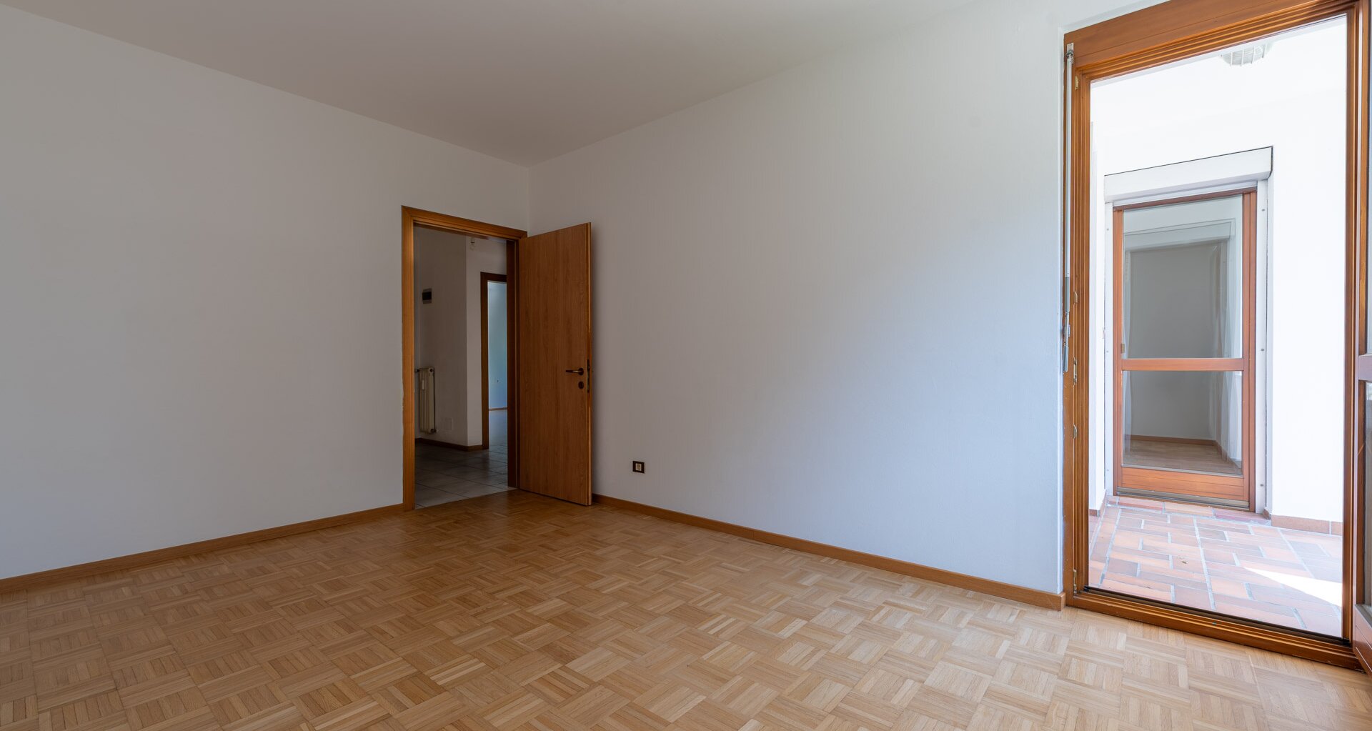 Centrally located, large three-room apartment with terrace