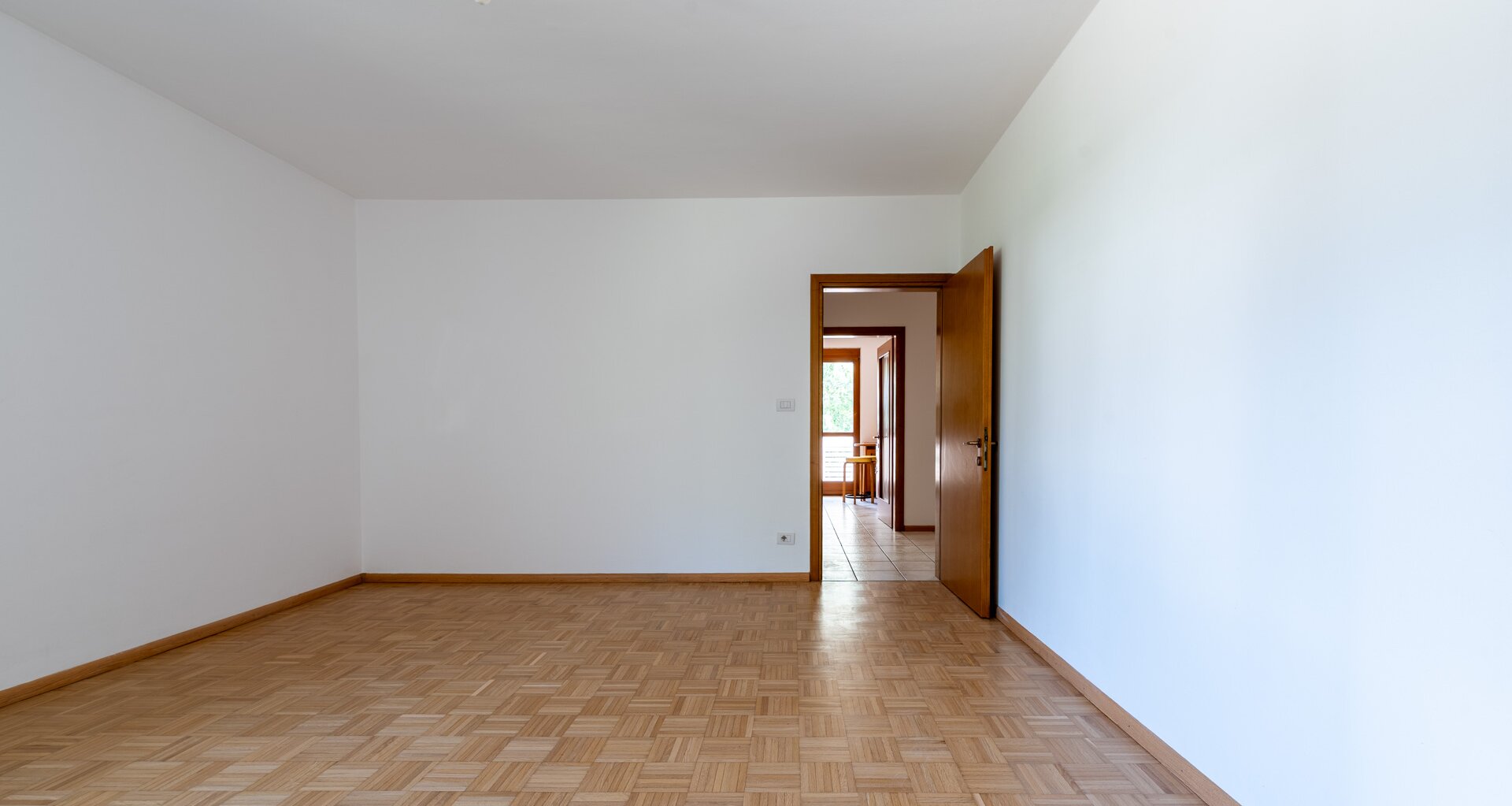 Centrally located, large three-room apartment with terrace