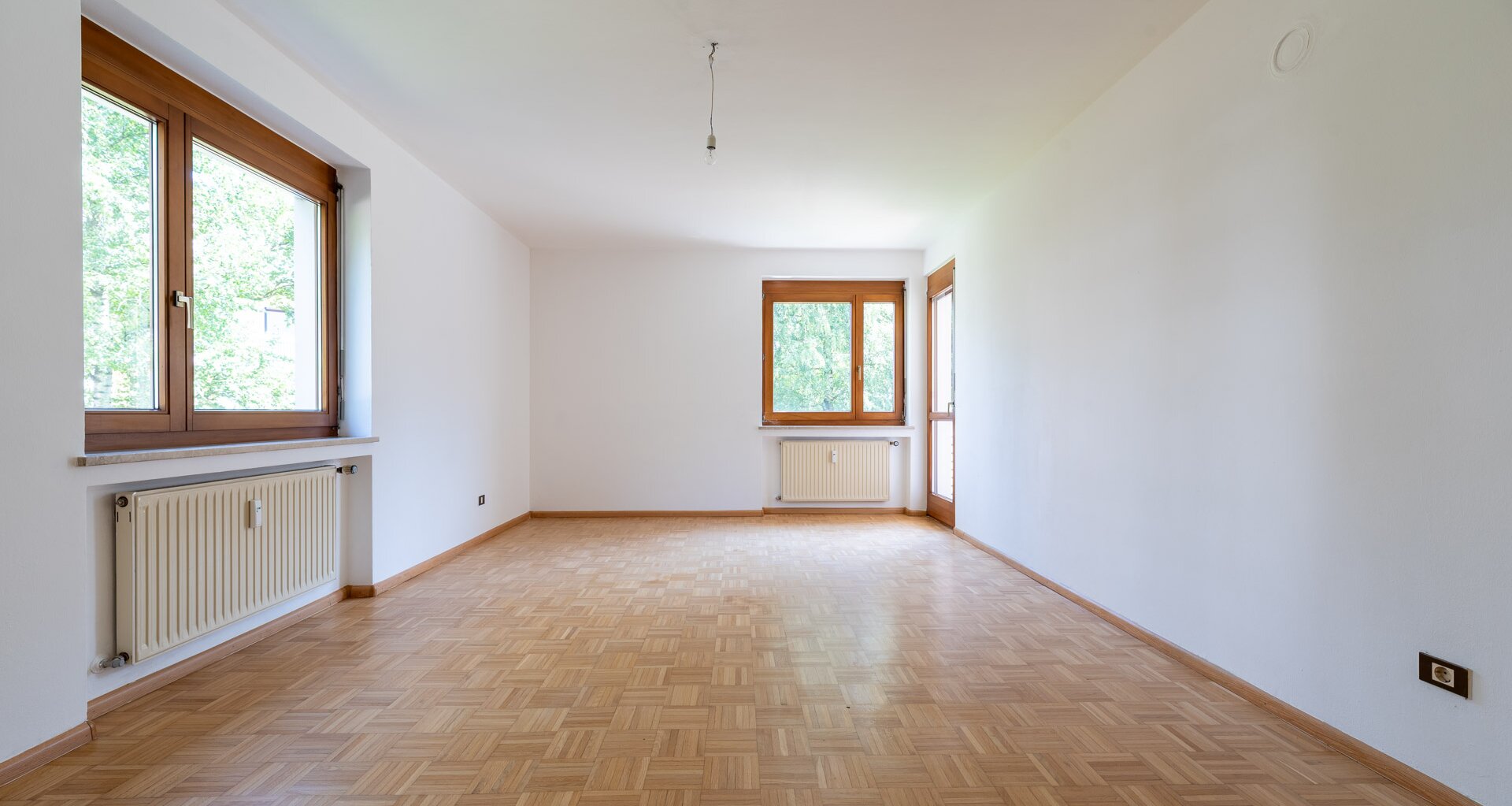 Centrally located, large three-room apartment with terrace