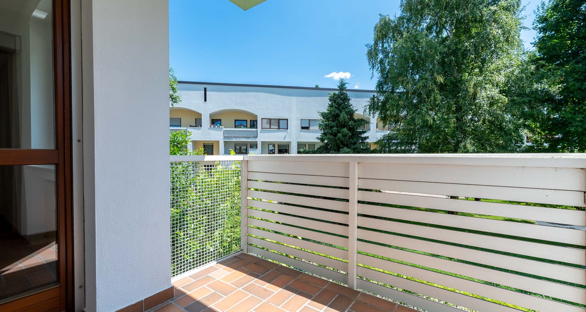 Centrally located, large three-room apartment with terrace
