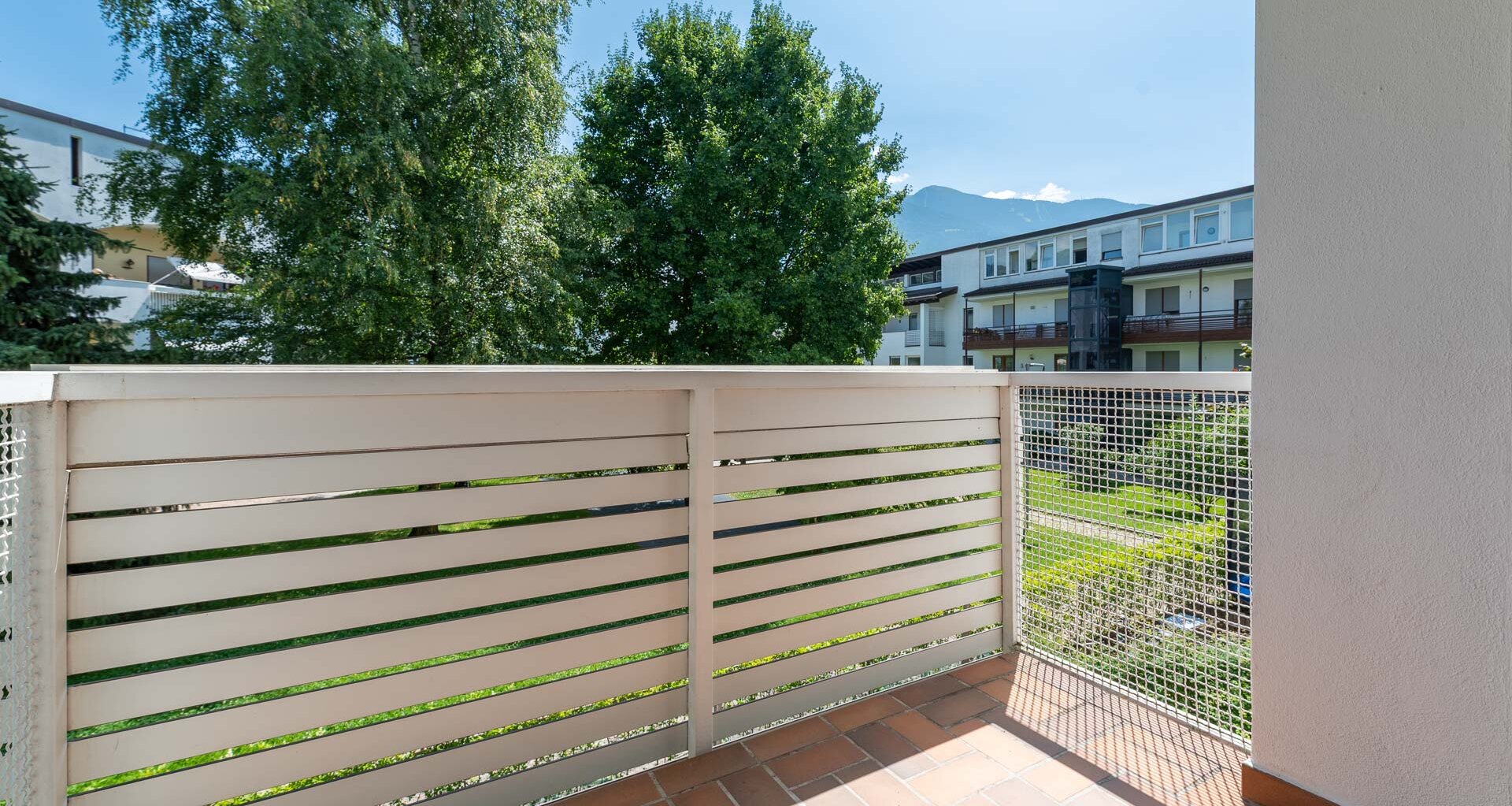 Centrally located, large three-room apartment with terrace