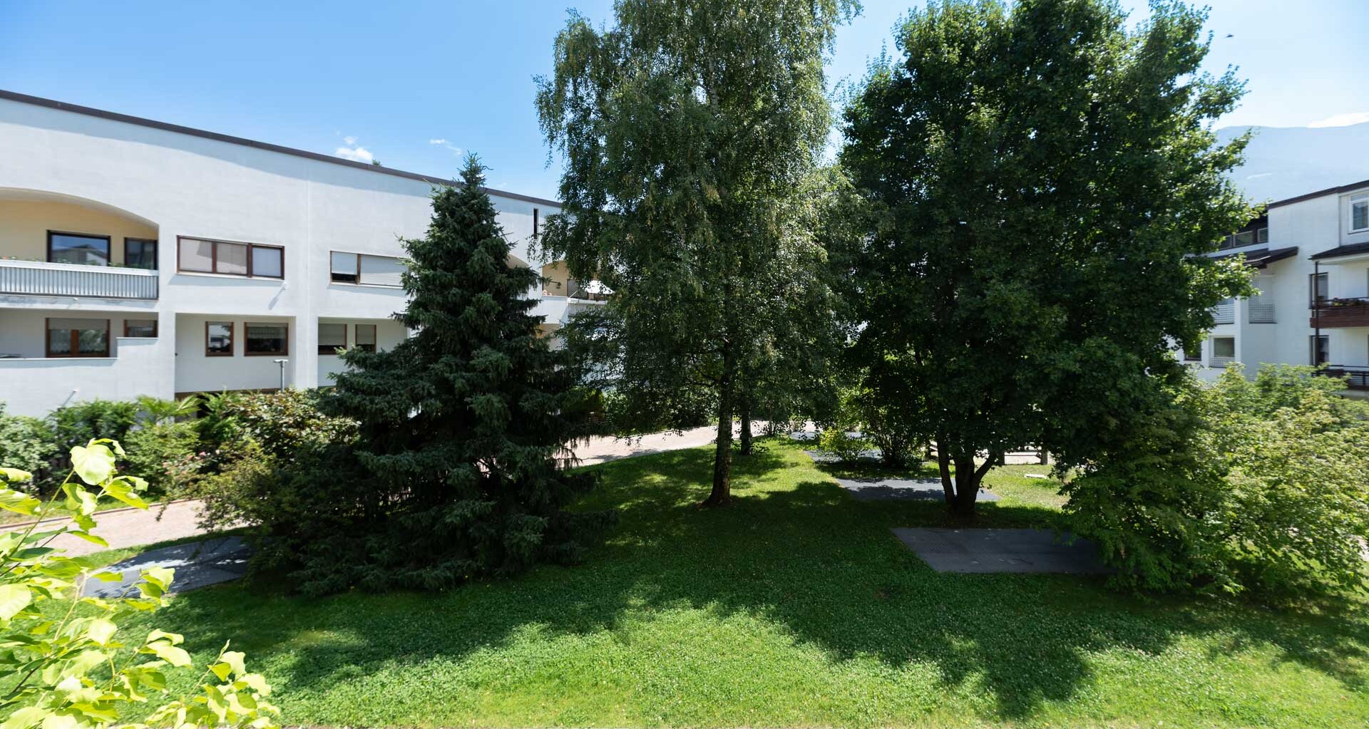 Centrally located, large three-room apartment with terrace