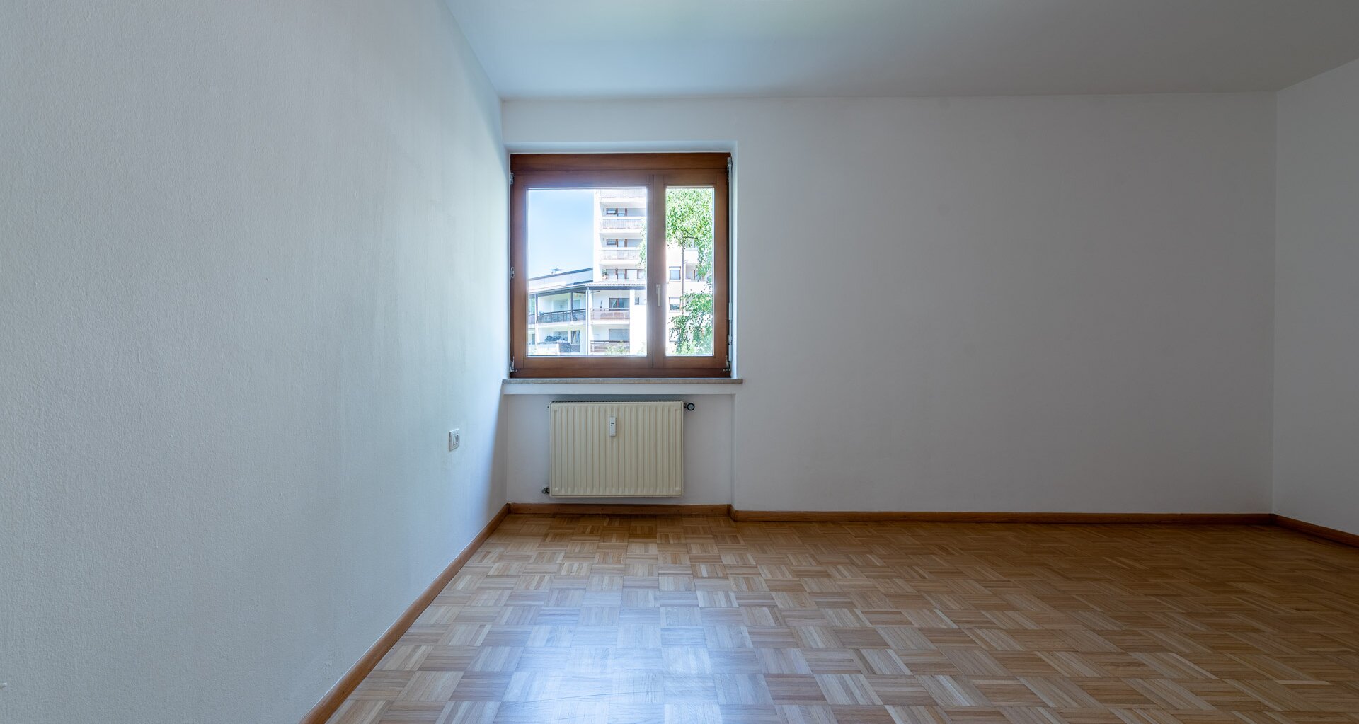 Centrally located, large three-room apartment with terrace