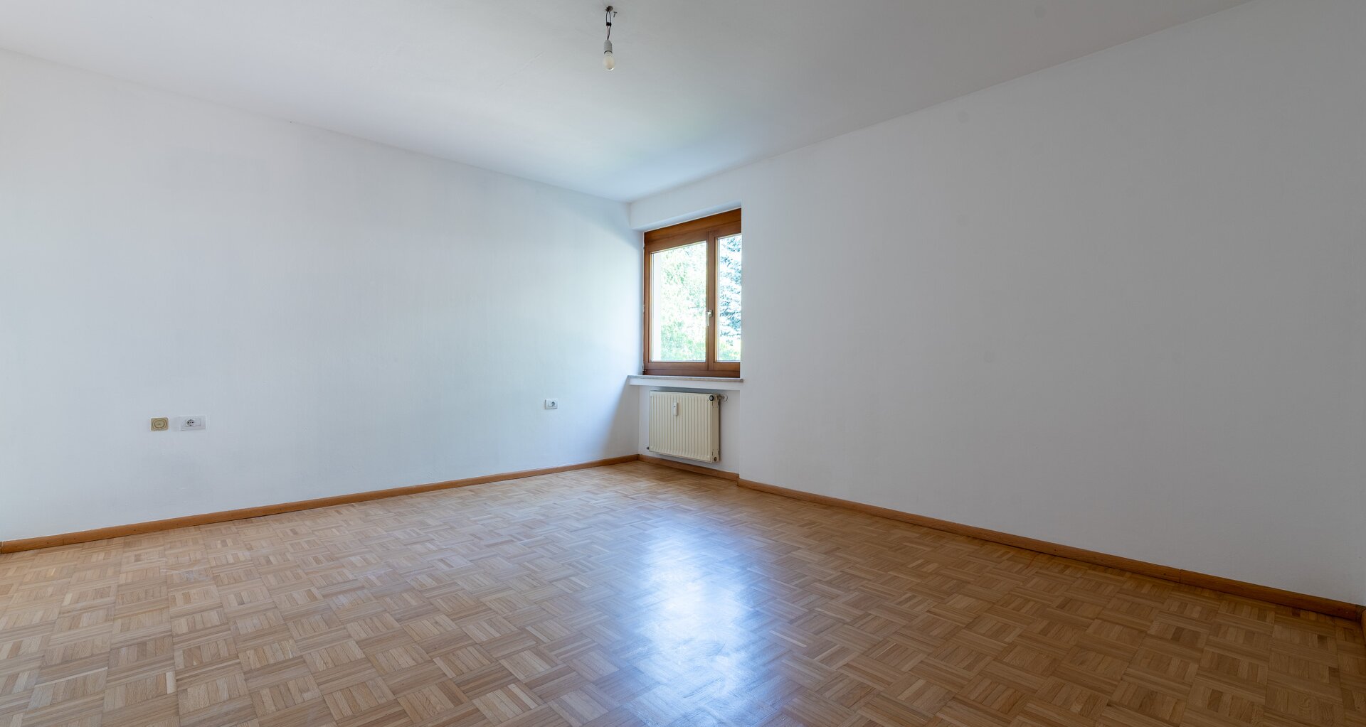 Centrally located, large three-room apartment with terrace