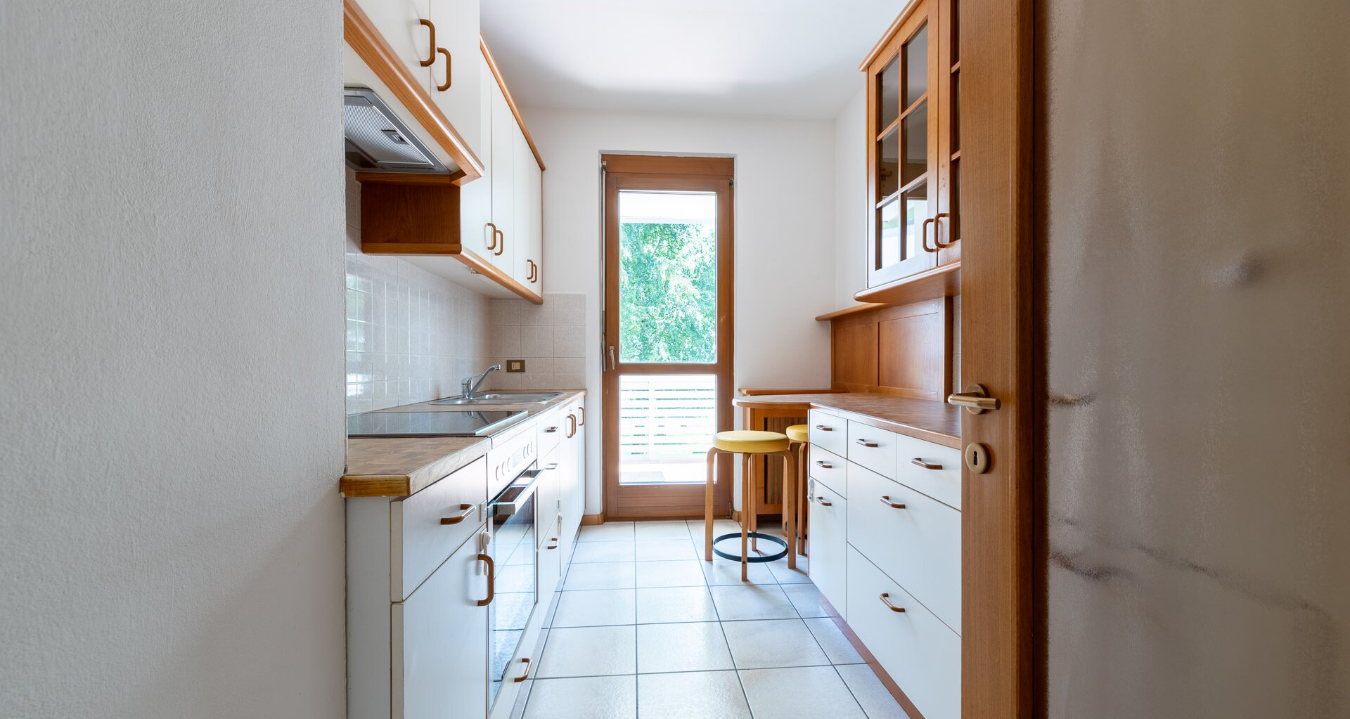 Centrally located, large three-room apartment with terrace