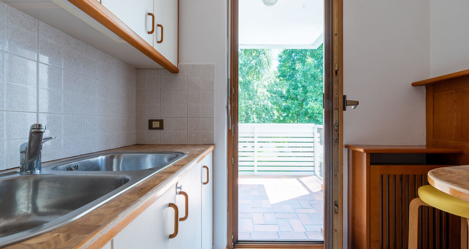 Centrally located, large three-room apartment with terrace