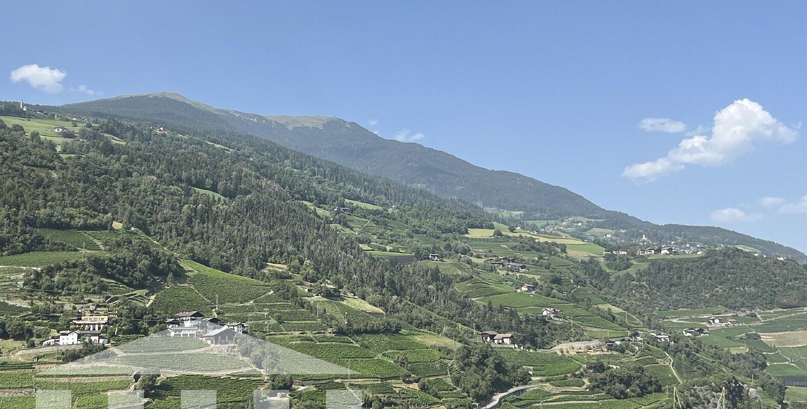 Due appartamenti con ampio giardino privato e magazzino