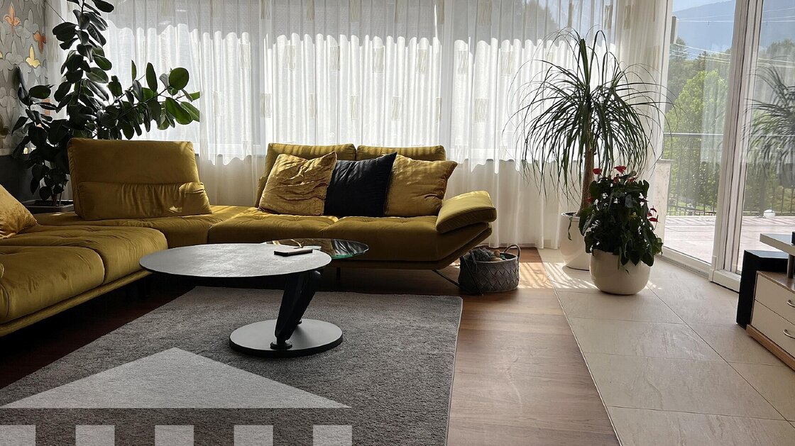 Due appartamenti con ampio giardino privato e magazzino