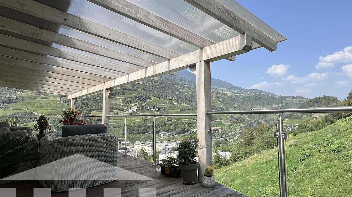 Due appartamenti con ampio giardino privato e magazzino