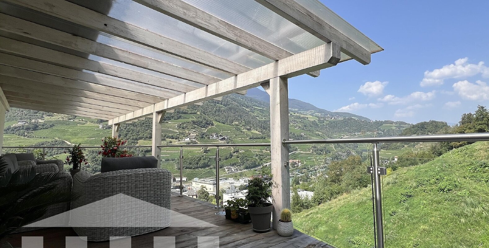 Due appartamenti con ampio giardino privato e magazzino