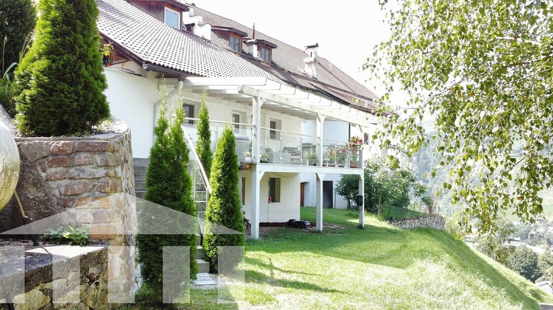Due appartamenti con ampio giardino privato e magazzino