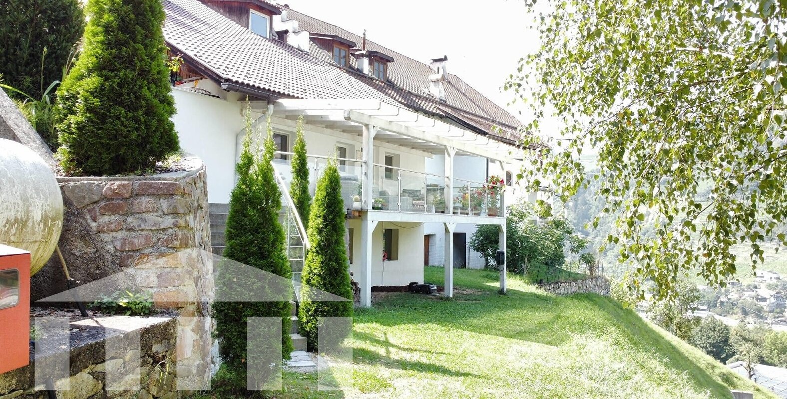 Due appartamenti con ampio giardino privato e magazzino