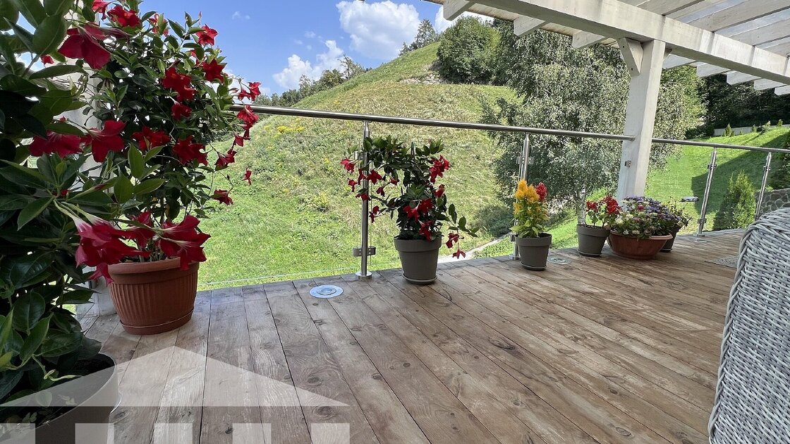 Due appartamenti con ampio giardino privato e magazzino
