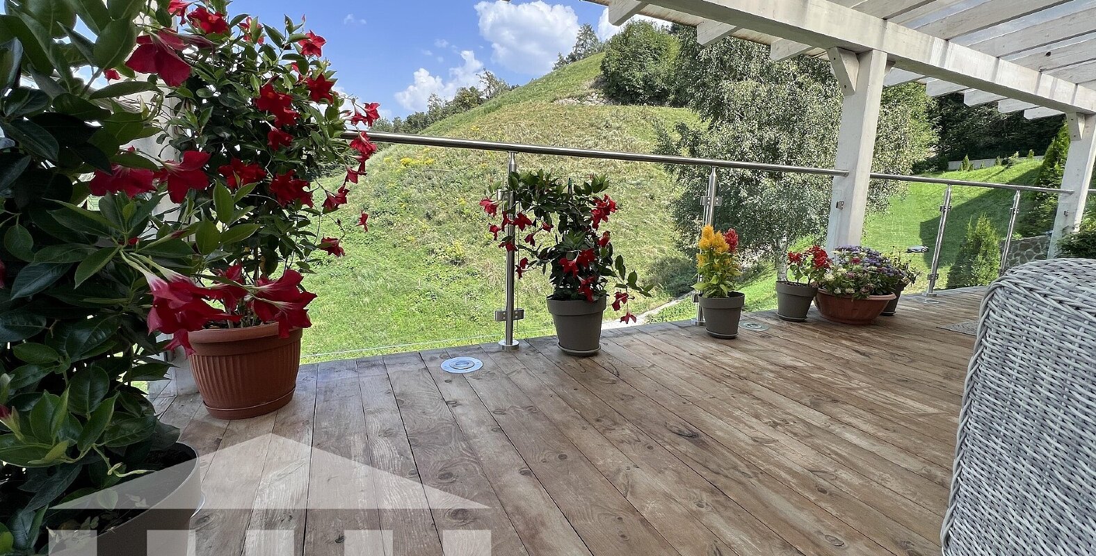 Due appartamenti con ampio giardino privato e magazzino