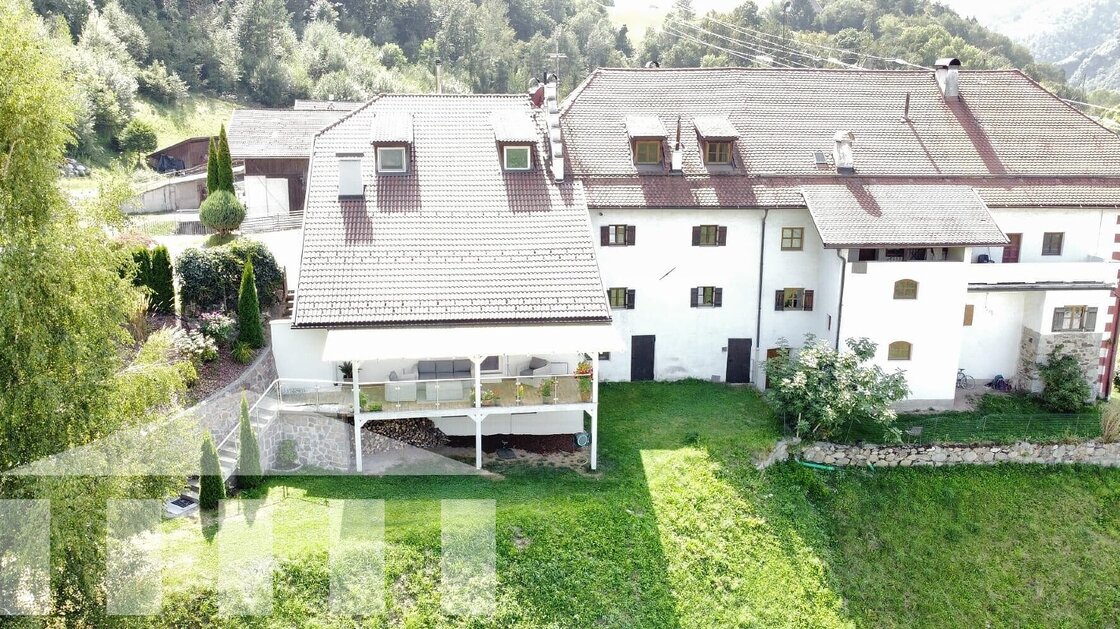 Due appartamenti con ampio giardino privato e magazzino
