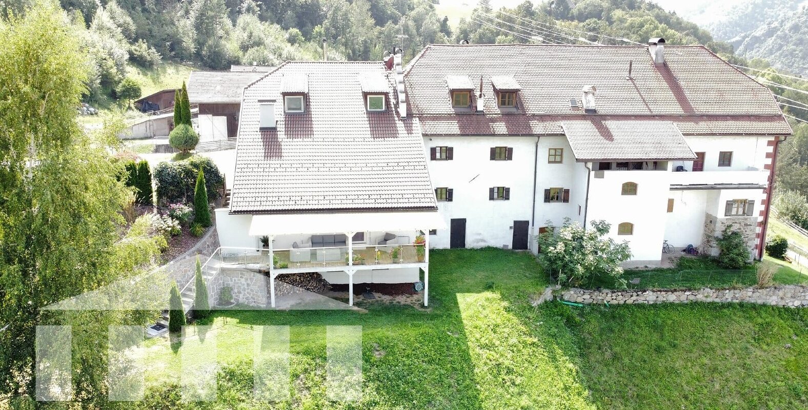 Due appartamenti con ampio giardino privato e magazzino