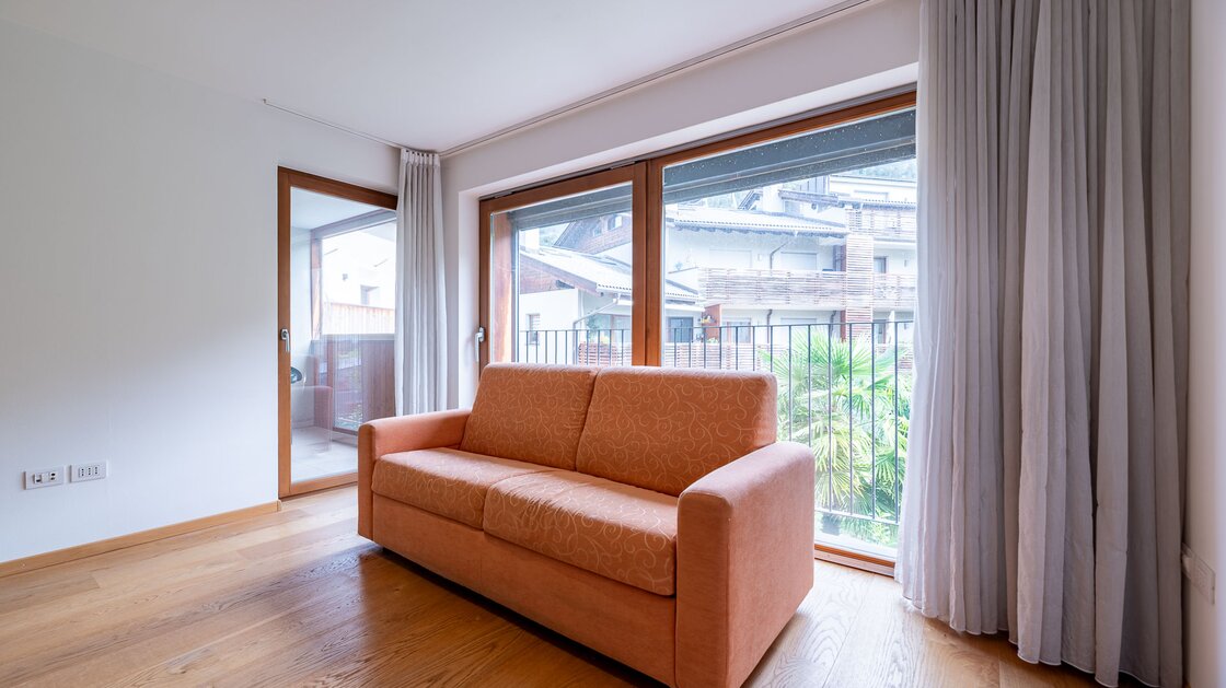 Große Zweizimmerwohnung mit Balkon, Keller und Garage