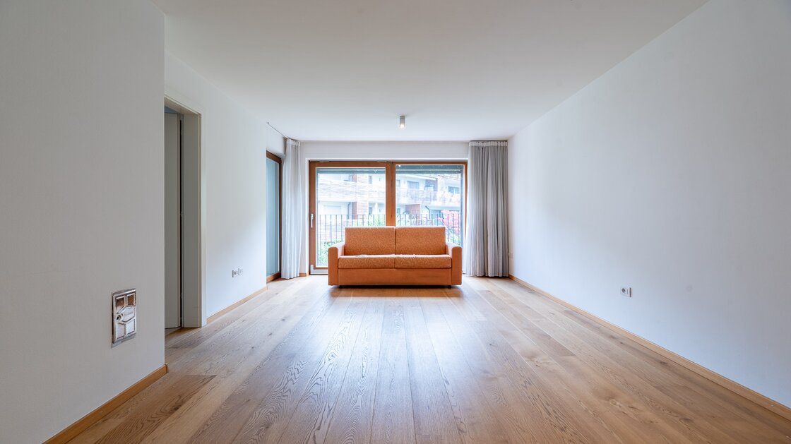 Große Zweizimmerwohnung mit Balkon, Keller und Garage