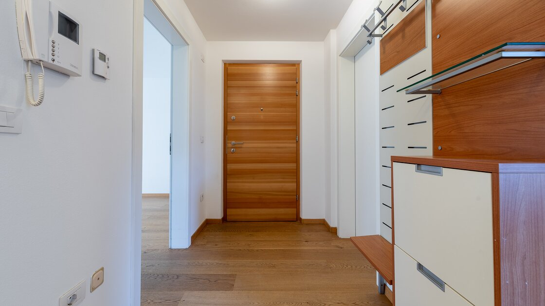 Große Zweizimmerwohnung mit Balkon, Keller und Garage