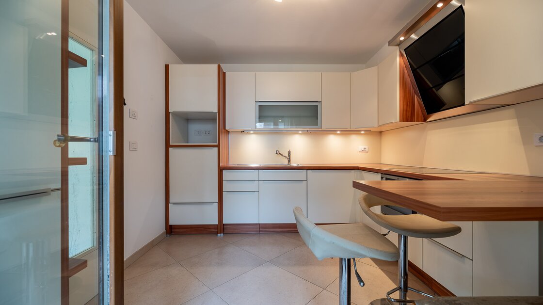Große Zweizimmerwohnung mit Balkon, Keller und Garage