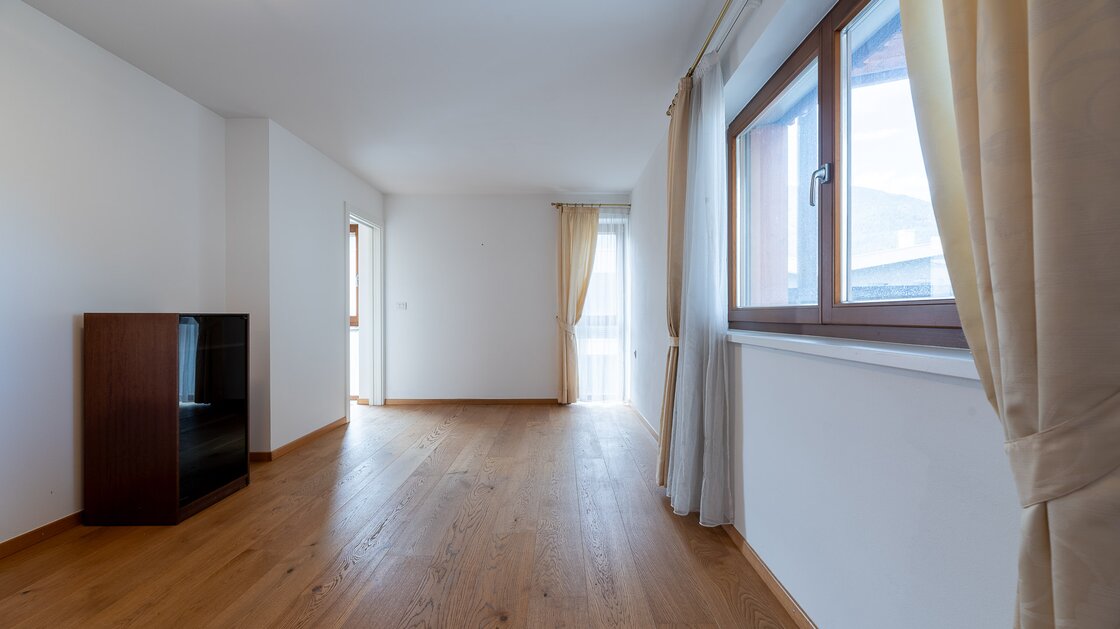 Große Zweizimmerwohnung mit Balkon, Keller und Garage