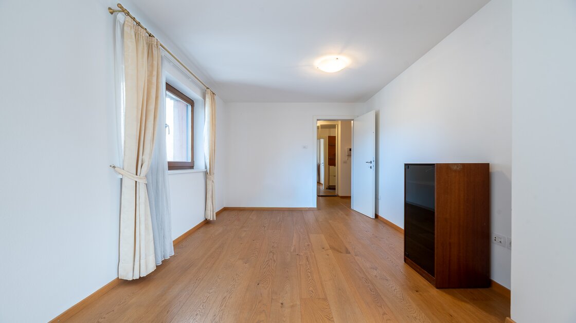 Große Zweizimmerwohnung mit Balkon, Keller und Garage
