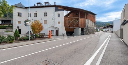 Große Zweizimmerwohnung mit Balkon, Keller und Garage